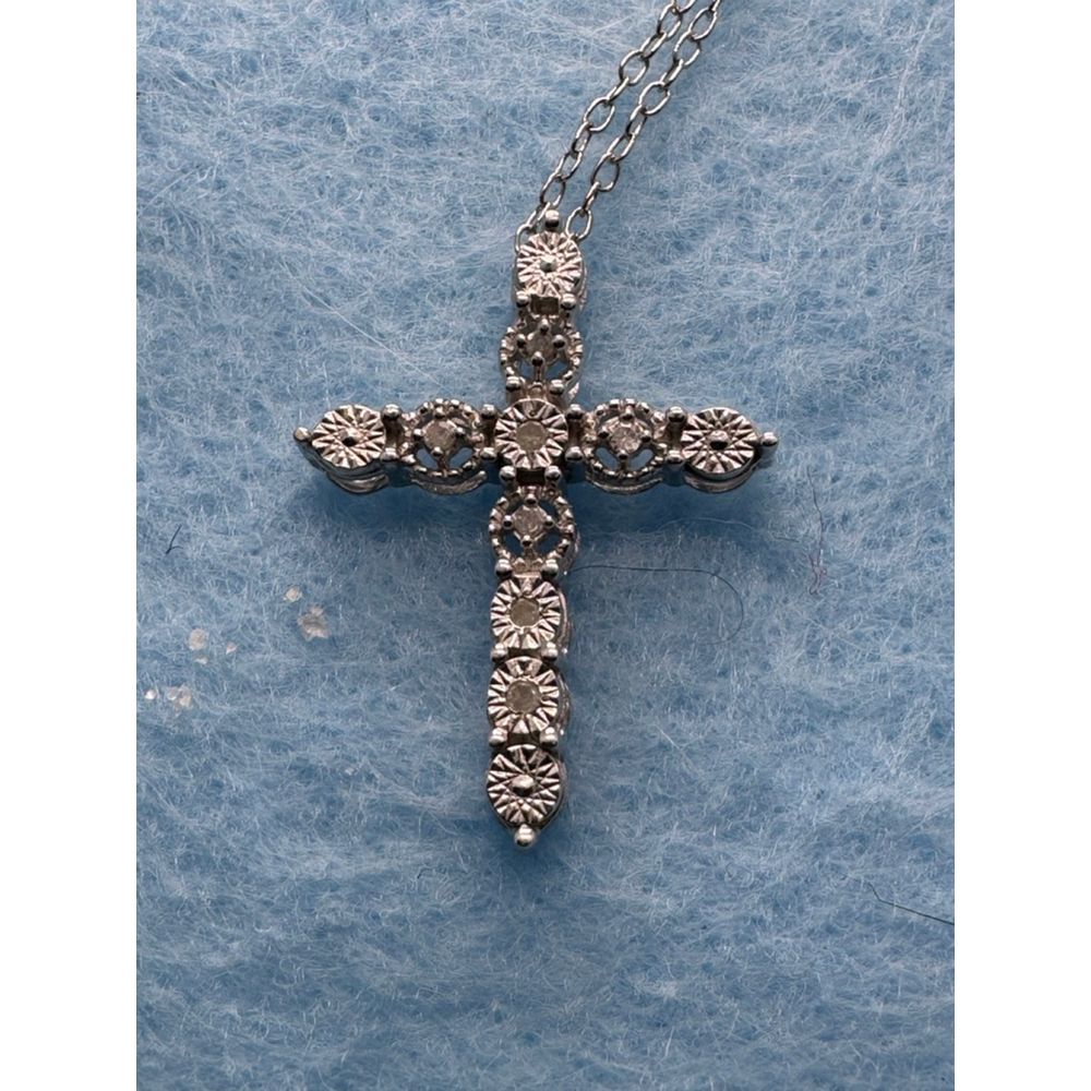 Dazzling Silver Floral Cross Necklace.
Pm 45.